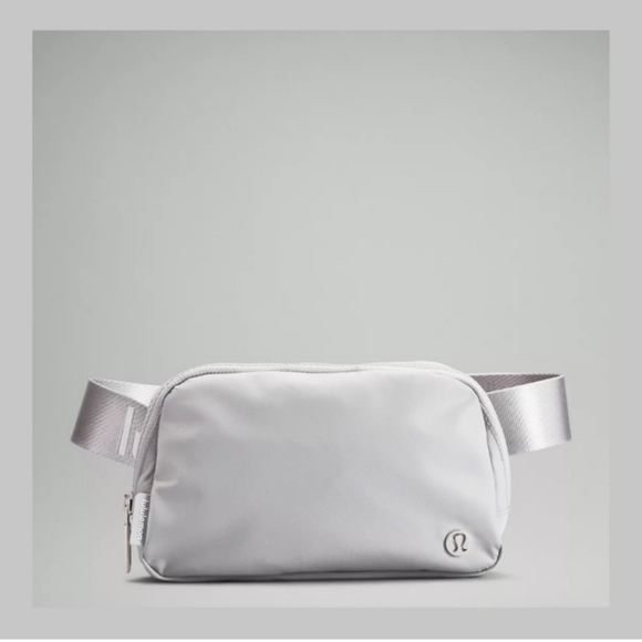 LULULEMON SILVER GREY BELT BAG NWT 🏷✨️ - Picture 2 of 8